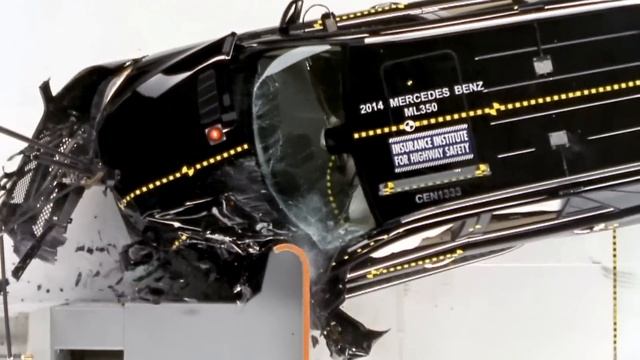 2014 Mercedes-Benz M-Class driver-side small overlap IIHS crash test смотреть онлайн