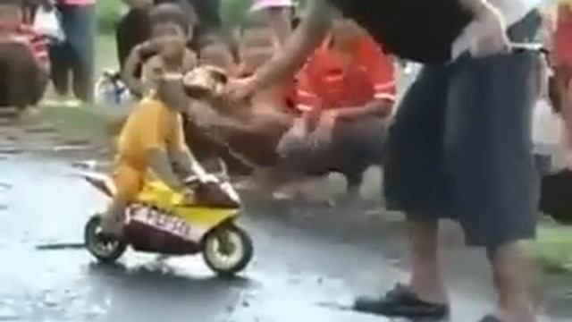 Лучшие Приколы. SAMYY KLASS.Обезьяна на мотоцикле! Monkey Riding on Motorcycle смотреть онлайн