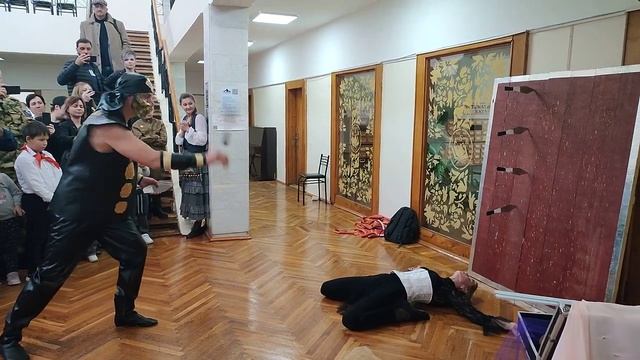 Нереальное выступление метателя ножей и девушки в Пятигорске смотреть онлайн