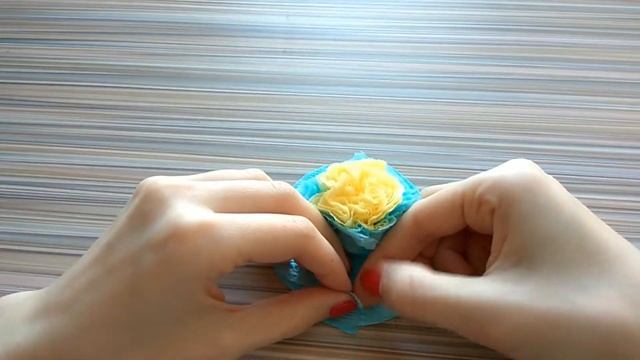 DIY: Простой цветок из салфеток | декор из салфеток смотреть онлайн