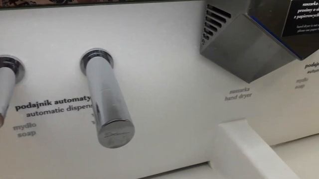 Туалет в торговом центре Варшавы смотреть онлайн