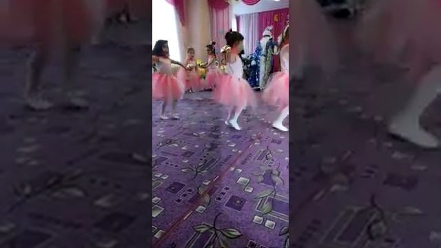 ТАНЕЦ МАЛЕНЬКИХ ПРИНЦЕСС/БУСИНКИ смотреть онлайн