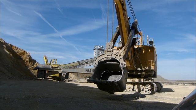 Test driving a russian UZTM Uralmash EKG 5A / русский УЗТМ Уралмаш экг-5а смотреть онлайн