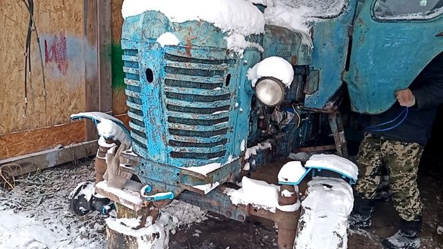 запуск МТЗ 50 в -7 с родным мотором без подогрева(свечи с японского минивена) смотреть онлайн