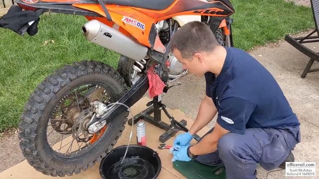 KTM Rear Brake Fluid Change - AMSOIL DOT 4 смотреть онлайн