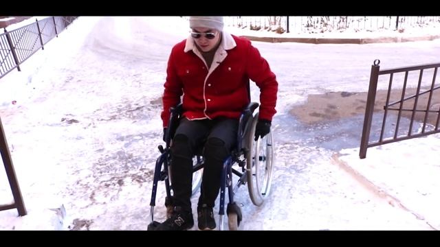 В СТОЛИЦЕ НЕТ ПАНДУСОВ/НА ИНВАЛИДНОЙ КОЛЯСКЕ ПО ГОРОДУ смотреть онлайн