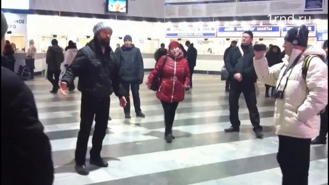 Песенный флешмоб на автовокзале в Ростове смотреть онлайн