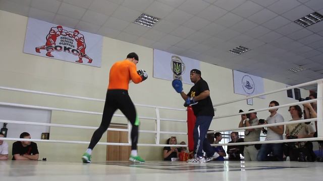 Александр Усик на лапах с Джеймсом Али Баширом смотреть онлайн