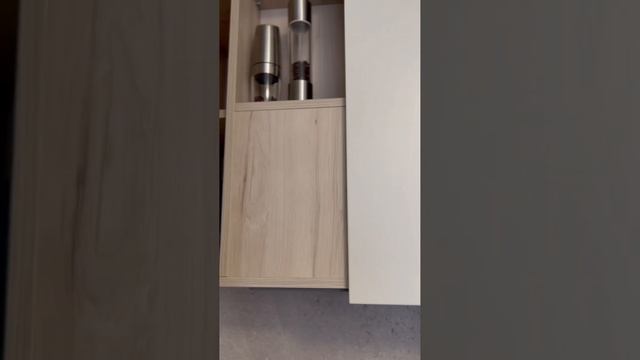 Видеообзор светлой угловой кухни ? Все пространство функционально! #кухня #мебель #interiordesign смотреть онлайн