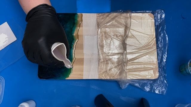 Море из эпоксидной смоле на сервировочной доске смотреть онлайн