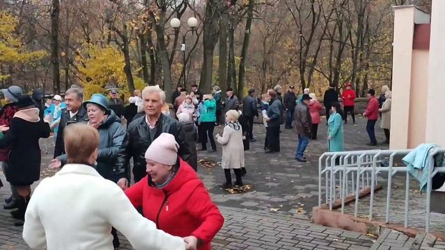"ГОЛУБОГЛАЗАЯ КОЛДУНЬЯ"...на танцполе в Гомельском парке...29.10.2022года. смотреть онлайн