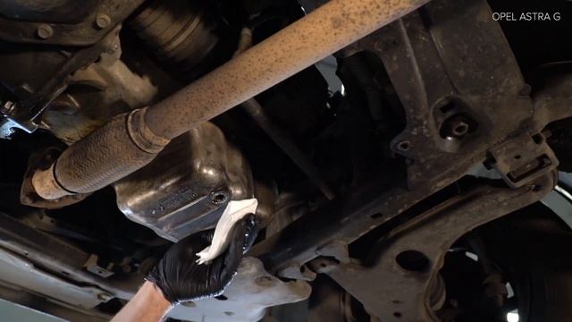 Kako zamenjati oljni filter in motorna olja na OPEL ASTRA-G CC 1 (F48_,F08_) [VODIČ AUTODOC] смотреть онлайн