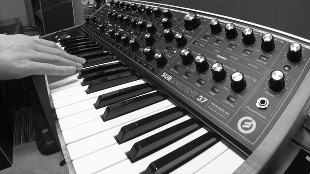 Yamaha Reface DX + Roland TR-8s | Late Night Walker смотреть онлайн