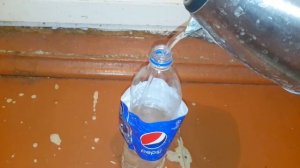 ЧТО БУДЕТ ЕСЛИ В ПЛАСТМАССОВУЮ БУТЫЛКУ НАЛИТЬ КИПЯТОК?