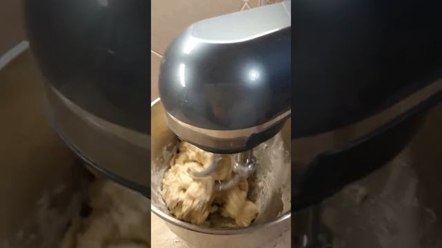 Замесила крутое пельменное тесто на планетарном миксере KT-1343 смотреть онлайн