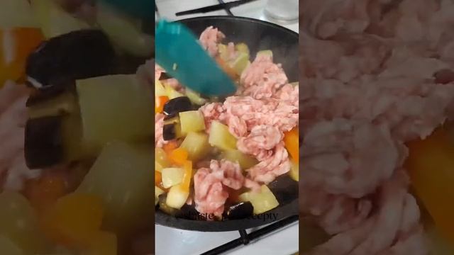Сочное овощное рагу с фаршем и паприкой. Вкусно, просто и полезно. смотреть онлайн