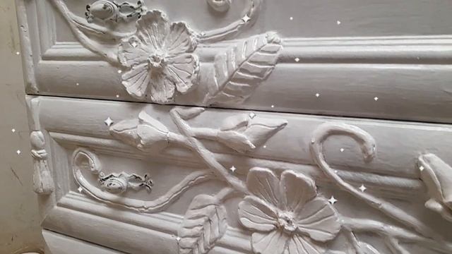 Барельеф на старом комоде. Барельеф из гипса. (bas-relief )