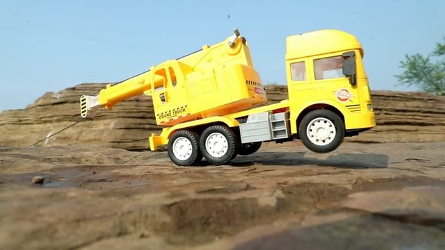 Желтый кран тянет трактор из реки смотреть онлайн