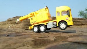 Желтый кран тянет трактор из реки