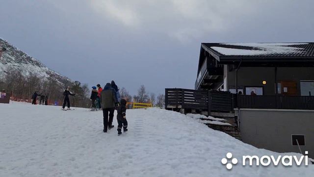 Эммануил учиться кататься на лыжах.⛷😎 смотреть онлайн