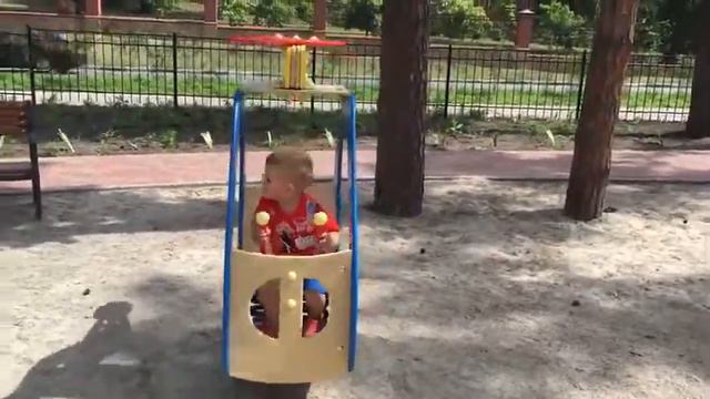 Видео для детей.Играть в песочницу всегда интересно с Яриком. Мы в песочнице играем машинками смотреть онлайн