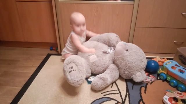 Малыш и мишка! Приколы с детьми! Ребенок и игрушка... ;) смотреть онлайн