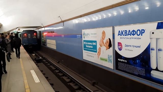 Ретро состав с грузовым вагоном проезжает станцию метро "Сенная площадь" в Санкт-Петербурге смотреть онлайн