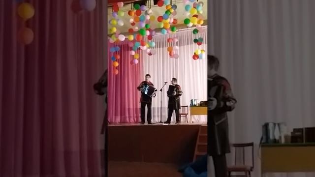 Поют частушки братья Матвеевы в ДК Южаково. смотреть онлайн