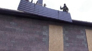 как правильно поднять на крышу металлочерепицу