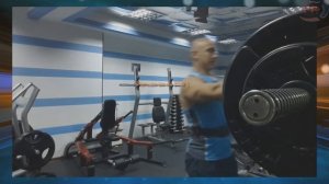 Нужно ли использовать бинты в приседаниях / Наколенные бинты