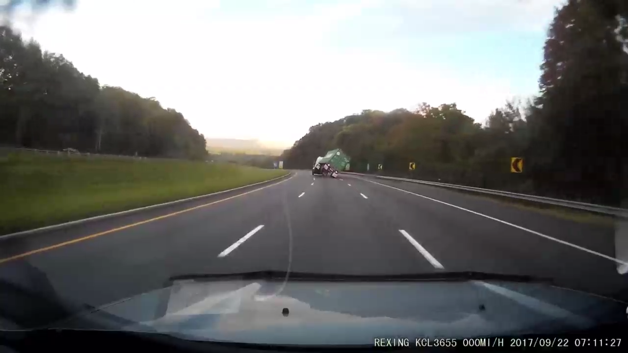 Фура опрокинулась на дороге смотреть онлайн