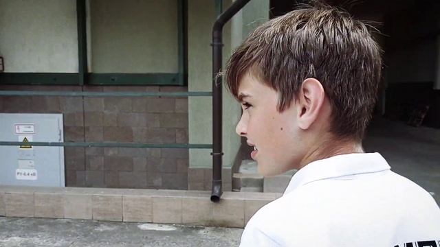 4-я серия. День рождения Валеры, челленджи за сотку и гитара, арендованная в подземном переходе смотреть онлайн