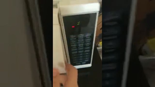 Cleaning Microwave with Vinegar смотреть онлайн
