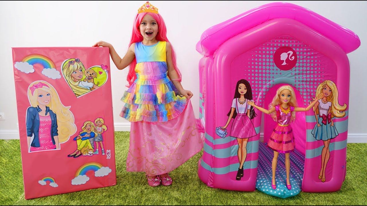 София играет с Куклой Барби и строит новый детский дом смотреть онлайн