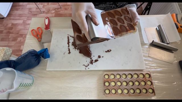 Шоколадные корпусные конфеты. Закрытие корпусов конфет (донышки) смотреть онлайн