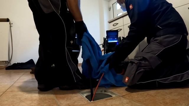 профессиональная чистка канализации в частном доме Германия #сантехник #ridgid смотреть онлайн