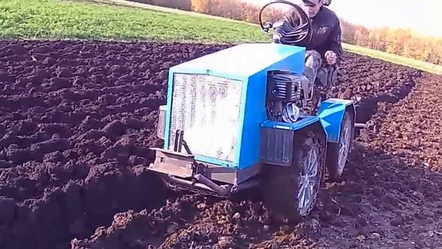 Осенняя вспашка Мини трактором смотреть онлайн