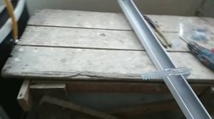 Установка потолочного профиля близко к стене.