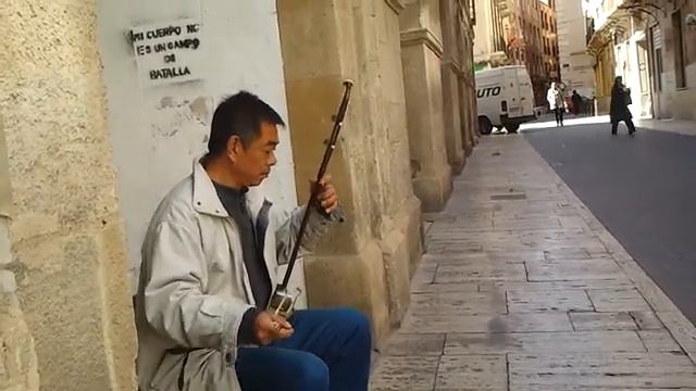 Китаец играет на скрипке