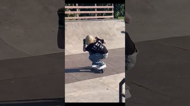 Знакомьтесь, Гена Артамонов - наш новый райдер! #hellride #scooter #самокат #трюковойсамокат смотреть онлайн