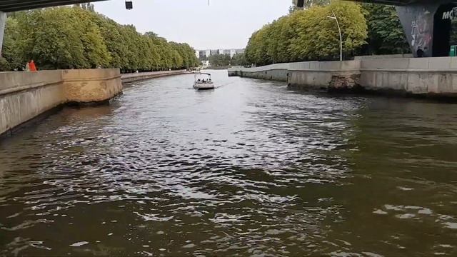 Быстроходный катер и медленное плавсредство смотреть онлайн