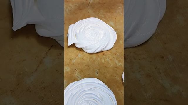 Ловите лайфхак от Брецель. Чтобы безе было пышным и мягким нужно хорошо взбить белки☺️ смотреть онлайн