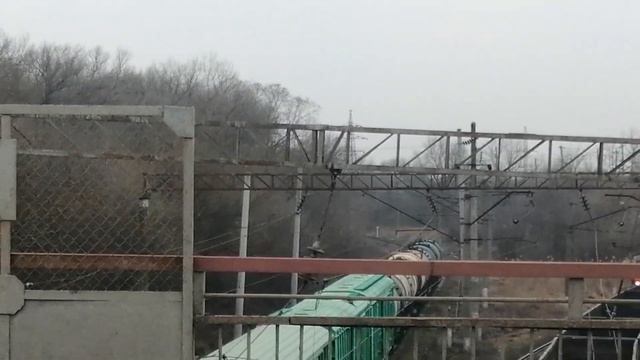 Тепловоз 2ТЭ25КМ 0021 с грузовым поездом и электровоз 2ЭС5 002 с грузовым поездом. смотреть онлайн