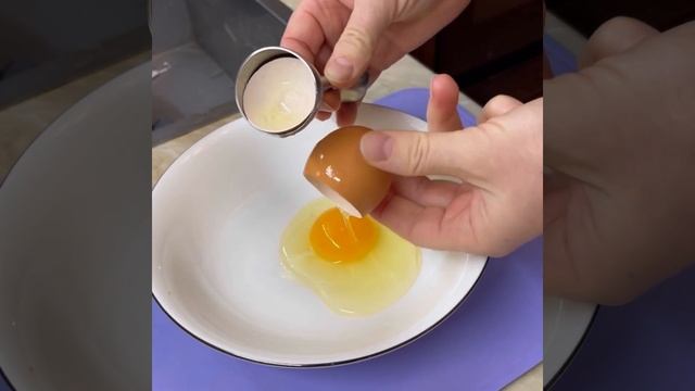 Яйцебитер - нож для скорлупы. Сырые или вареные = любые разрезает идеально. смотреть онлайн