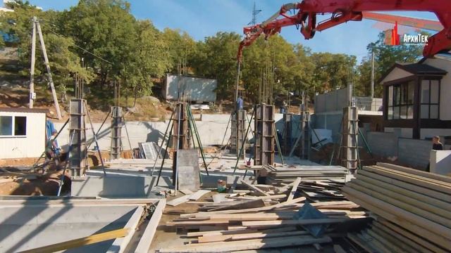 Бетонный каркас жилого дома с гаражом и бассейном. Стоимость строительства в Крыму. смотреть онлайн