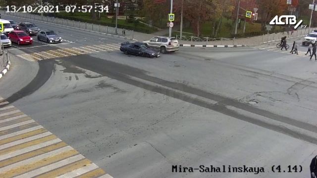 Nissan Skyline потерял колесо в центре Южно-Сахалинска смотреть онлайн