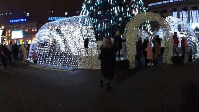 БЕЛАРУСЬ 2022. МИНСК. Ёлка в ЦЕНТРЕ Европы! Метро Октябрьская. Новый Год 2023. Minsk NEW YEAR Tour. смотреть онлайн