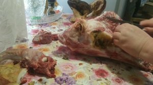 Как разделать свиную голову ?