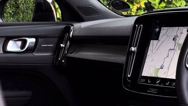 VOLVO XC40 2.0 T5 FIRST EDITION AWD 5d 247 BHP | WALK AROUND EXTERIOR + INTERIOR смотреть онлайн