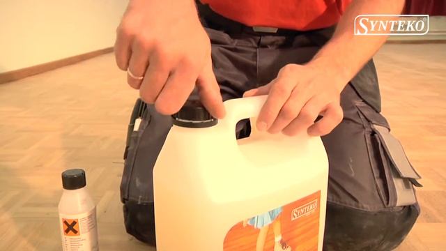 Смешивание двухкомпонентного лака Synteko на водной основе с отвердителем смотреть онлайн